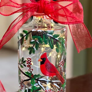 Schöner gemalter Kardinal, rote Kardinalflasche mit Lichterketten, gemalte Kardinallampe, Weihnachtskardinal, gemaltes Kardinalakzentlicht