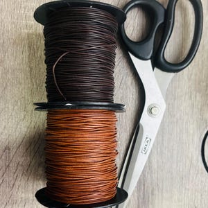 Cordon en cuir de kangourou véritable, rond, 1 mm, lisse et poli, marron et whisky, 10 mètres. Cordon en cuir de kangourou de qualité supérieure.