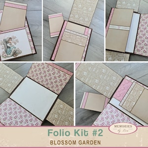 Może przedstawiać: Wielopanelowy zestaw papierowy typu folio z brązowymi, kremowymi i różowymi wzorami kwiatowymi. Zestaw zawiera różne kieszonki, rozkładane sekcje oraz ilustrację w stylu vintage przedstawiającą osobę na krześle. Tekst na dole to Folio Kit #2 Blossom Garden.