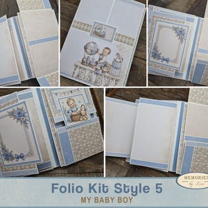 Puede incluir: Un kit de folio para álbum de recortes de varios paneles con papel azul claro y crema con patrones de corazones y rayas. Las páginas incluyen ilustraciones de un bebé, un globo terráqueo, un caballito de madera y rosas azules, con el texto "BABY" y "Folio Kit Style 5 MY BABY BOY".