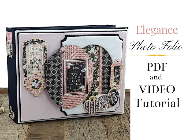 Op de afbeelding: Een roze en zwart scrapbook met decoratief papier, versieringen en tekst die "Charme, Kracht & Schoonheid van het Geven van Vreugde" en "Zelfverzekerdheid + Gracieus & Elegant Gedrag in een Persoon" luidt.