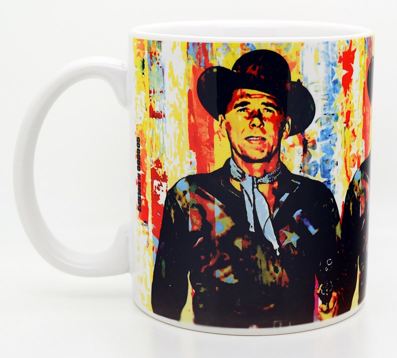 Pu&ograve; includere: Tazza da caff&egrave; in ceramica bianca con un'immagine colorata di un uomo con un cappello da cowboy e una camicia nera. Lo sfondo &egrave; un design astratto colorato.