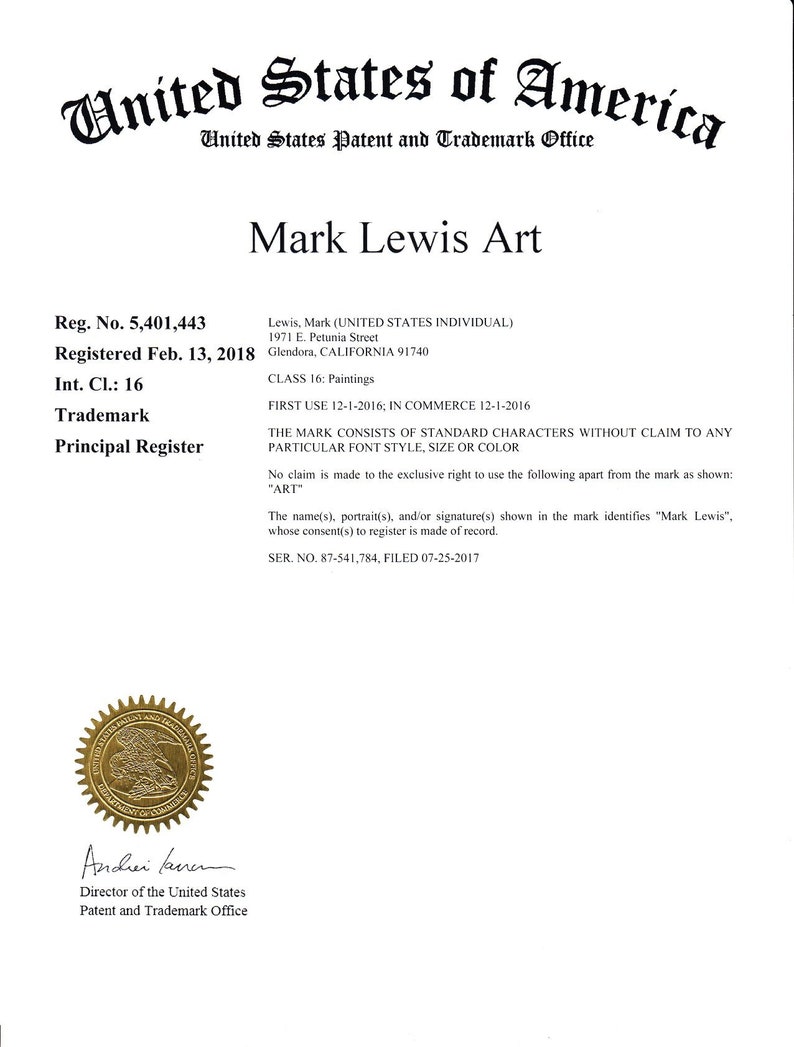 Pu&ograve; includere: Un certificato dell'Ufficio brevetti e marchi degli Stati Uniti per il marchio "Mark Lewis Art". Il certificato &egrave; datato 13 febbraio 2018 e riporta il numero di registrazione 5.401.443. Il certificato include anche il nome e l'indirizzo del titolare del marchio, Mark Lewis, e la classe di beni o servizi coperti dal marchio, che sono i dipinti.