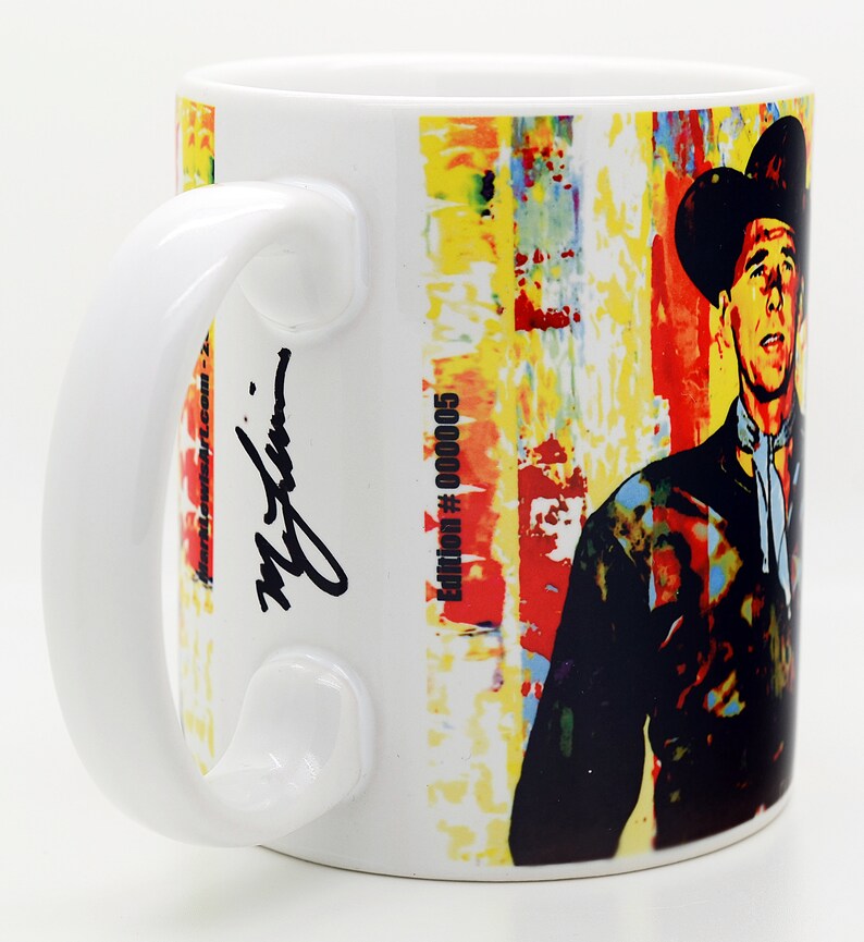 Pu&ograve; includere: Tazza in ceramica bianca con un design astratto colorato che presenta un uomo con un cappello da cowboy. La tazza ha una firma nera e il testo "Edition # 00005".