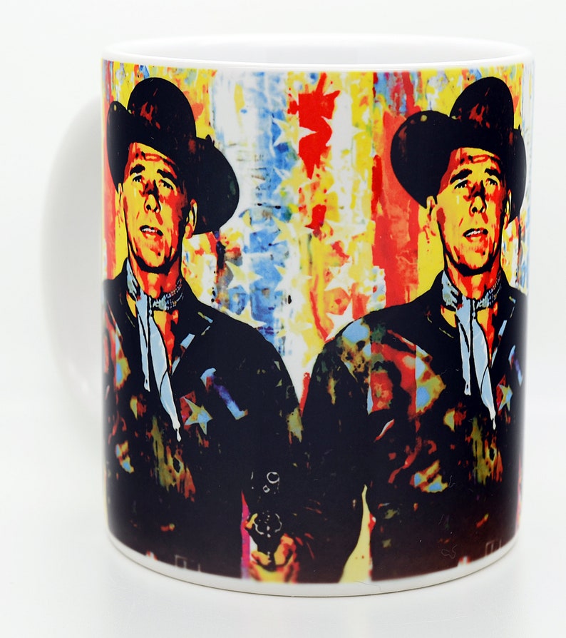 Pu&ograve; includere: Una tazza in ceramica bianca con un'immagine colorata di un uomo con un cappello da cowboy che tiene una pistola. Lo sfondo &egrave; un design astratto colorato.