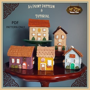 Może przedstawiać: Zestaw pięciu wzorów domków z filcu do rękodzieła. Domki są w różnych kolorach, w tym fioletowym, żółtym, niebieskim i brązowym. Wzory są dostępne do pobrania w formacie PDF i zawierają samouczek.