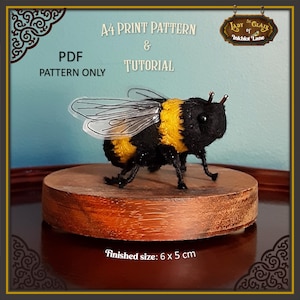 Op de afbeelding: Een vilt bijen knutselpatroon, gedrukt op A4 papier. Het patroon bevat een PDF-tutorial en is voor een bij die 6 x 5 cm meet wanneer deze klaar is.