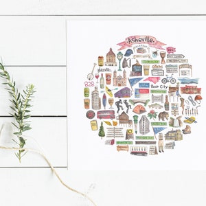 Peut inclure: Une illustration aquarelle d'un cercle rempli d'icônes représentant Asheville, en Caroline du Nord. Les icônes incluent une chaîne de montagnes, un ours, une rivière, une brasserie, un bus, un vélo, une tente, un kayak, une cascade, un bâtiment, un banjo, un verre de bière, un verre de vin, une montgolfière, un drapeau, et plus encore. Le texte "Asheville" est écrit dans une bannière rose en haut du cercle. Le texte "Bear City" est écrit dans une bannière blanche en bas du cercle.