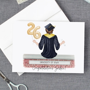 彼へのパーソナライズされた卒業カード｜卒業おめでとう｜男性用キャップガウン｜2026年卒業クラス｜大学高校