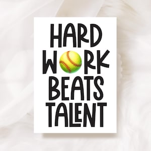 Le travail acharné surpasse le talent, carte de voeux balle de softball pour joueur de softball, carte pour coéquipier ou capitaine filles papeterie félicitations