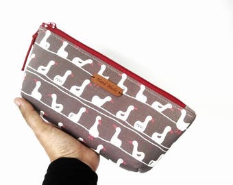 Zippered pencil case -  easy to make. Great project for beginners. 60 minutes project -try it! PDF sewing pattern