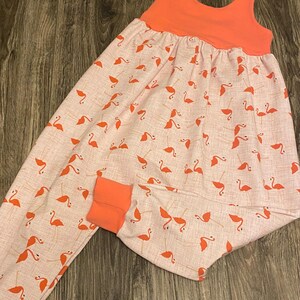 Adorable size 4T harem romper in a pretty coral flamingo print, super comfy!