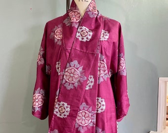 Antieke zijden Meisen kimono met robijnrode ikat bloemenprint, vintage Japanse haori