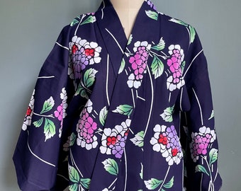 Vintage bawełniany kimono yukata w kolorze granatowym z kwiatowym wzorem, japoński szlafrok letni boho