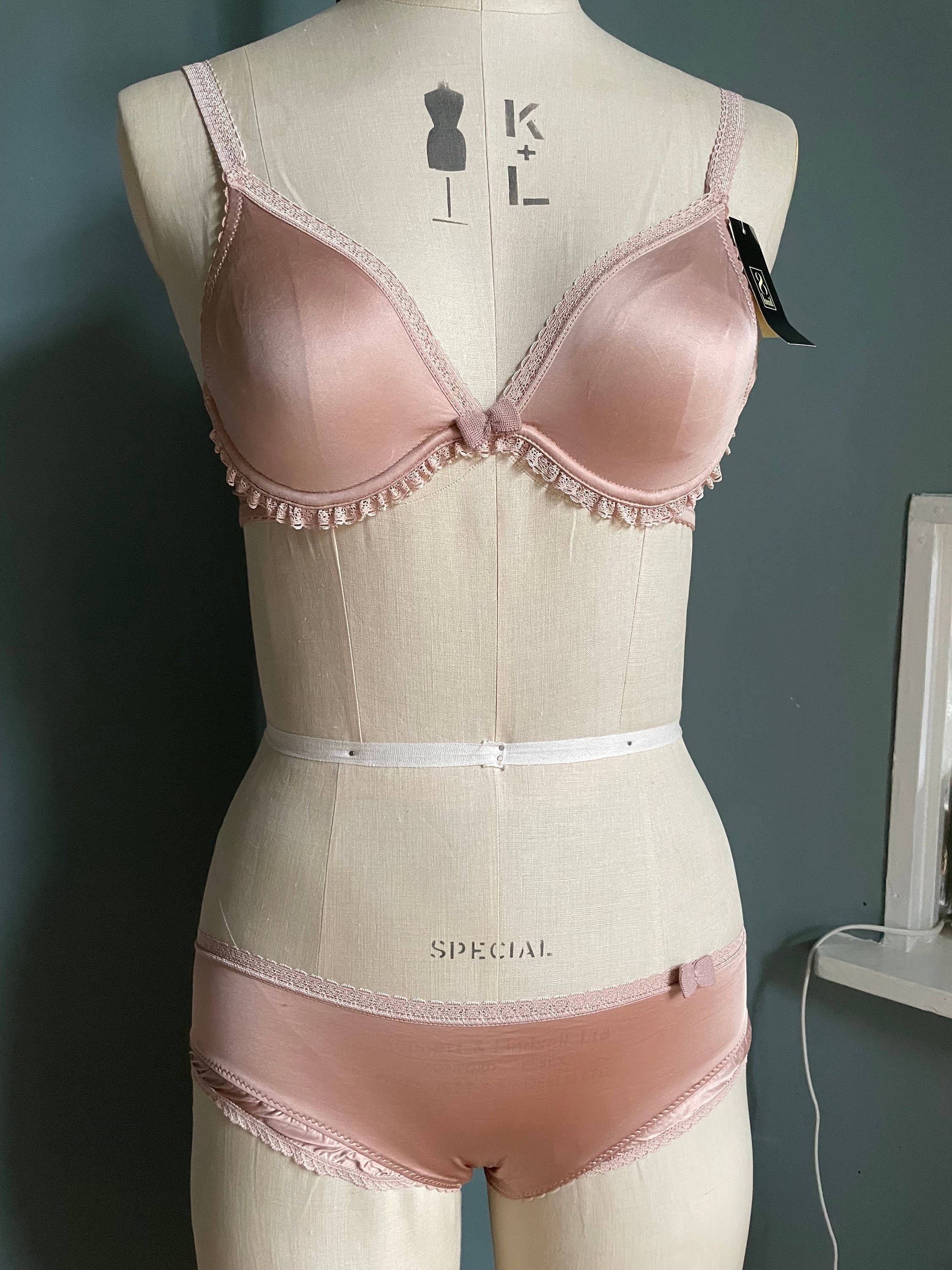 Vintage Bra 1930s/ 1940s Pink Taffeta Bra Lingerie Burlesque