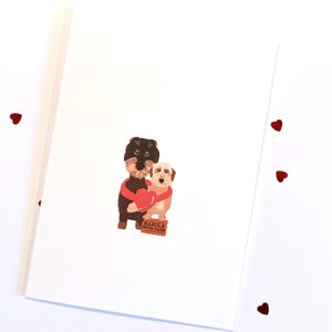 Tarjeta de San Valentín con un adorable perro salchicha y terrier con un corazón. Trátalo con cuidado. Divertida tarjeta romántica para amantes de los perros.