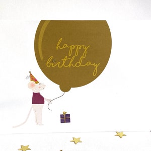 Carte de joyeux anniversaire souris, gros ballon en feuille d'or avec cadeau et chapeau de fête. Célébrons la fête. Carte d'anniversaire amusante EXTRA FESTIVE