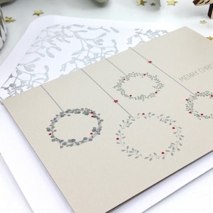 Kerstkaart kransen, botanische kerstkaarten, kransen met bessen, bloemenkrans, eucalyptuskerstkrans, elegante kerstkaart