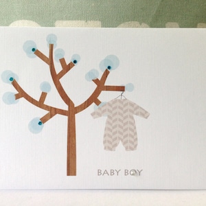 Nouvelle carte bébé - Annonce de nouveau bébé - Félicitations Baby Card - Invitations à la baby shower . Beaux vêtements de bébé