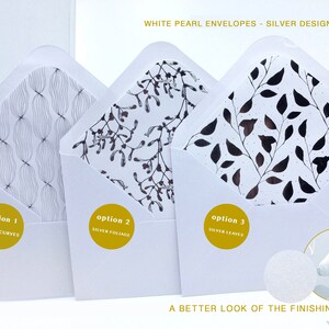 Op de afbeelding: Drie witte parel enveloppen met zilveren ontwerpen. De enveloppen hebben verschillende patronen: zilveren bochten, zilveren blad en zilveren bladeren. De tekst "WHITE PEARL ENVELOPES - SILVER DESIGN LINED" staat bovenaan de afbeelding. De tekst "A BETTER LOOK OF THE FINISHING" staat onderaan de afbeelding.