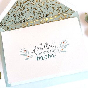 Biglietto di auguri per la festa della mamma, Giardino di fiori selvatici botanici, Biglietto di auguri per la festa della mamma con messaggio sentito, Elegante biglietto disegnato a mano, Regalo per la mamma