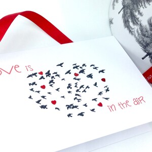 Carte de Saint-Valentin, l'amour est dans l'air, carte d'amoureux, première carte de Saint-Valentin, carte d'amoureux des oiseaux, nouvelle carte d'amour, * DECORÉE DE 6 COEURS