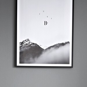 Berg Print, Typographic Kunstdruck JUST BE minimalistischen Landschaft Print, Monochrome Kunst, Nordic Poster, Wandkunst, Wanddekor Bild 2