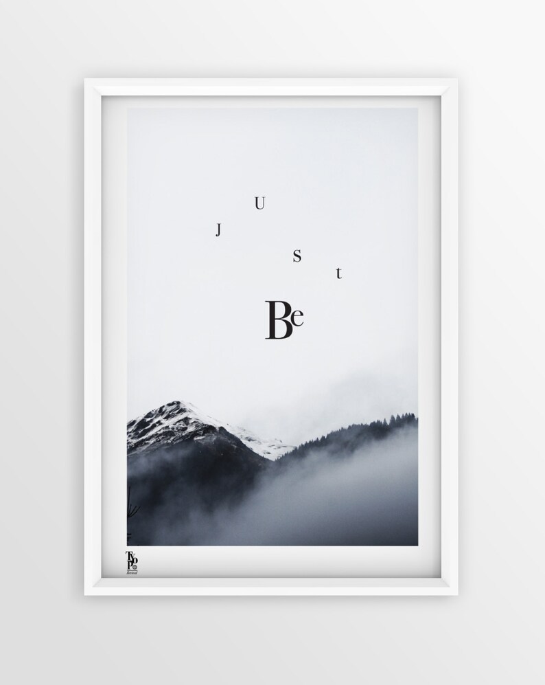 Berg Print, Typographic Kunstdruck JUST BE minimalistischen Landschaft Print, Monochrome Kunst, Nordic Poster, Wandkunst, Wanddekor Bild 1