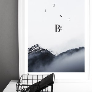 Berg Print, Typographic Kunstdruck JUST BE minimalistischen Landschaft Print, Monochrome Kunst, Nordic Poster, Wandkunst, Wanddekor Bild 3