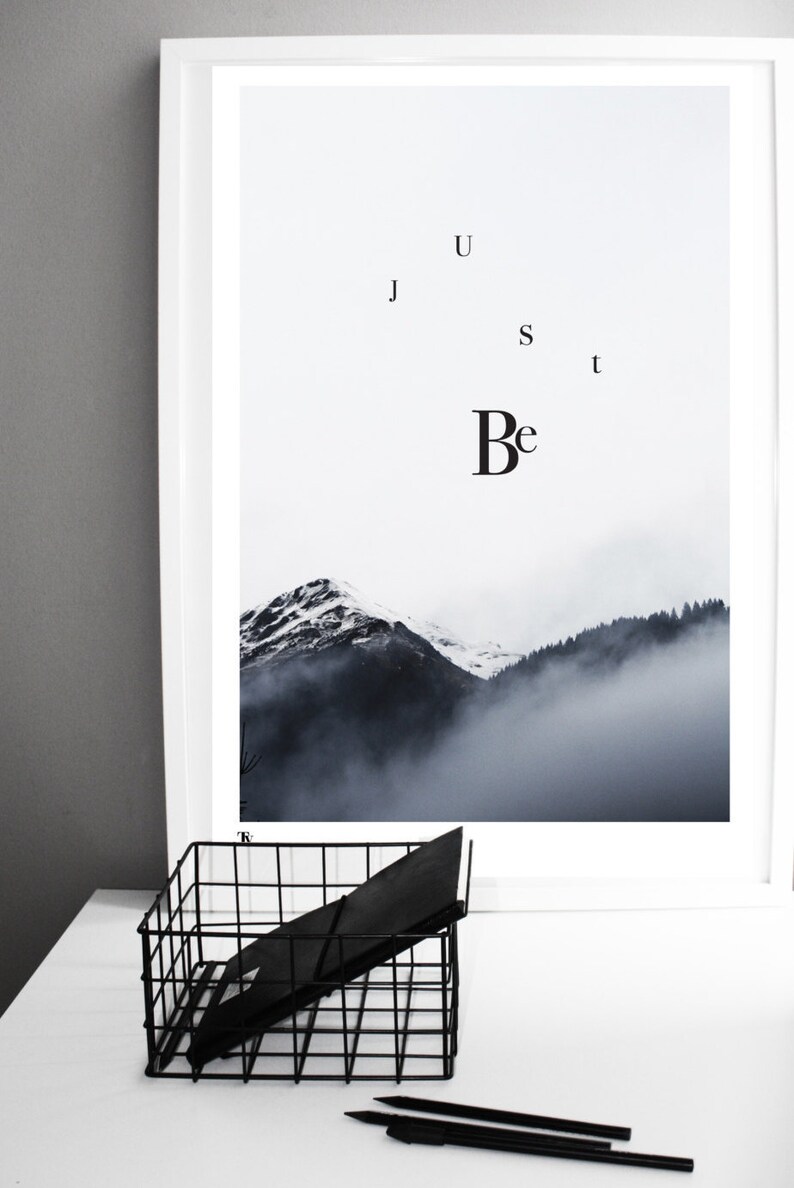 Berg Print, Typographic Kunstdruck JUST BE minimalistischen Landschaft Print, Monochrome Kunst, Nordic Poster, Wandkunst, Wanddekor Bild 3