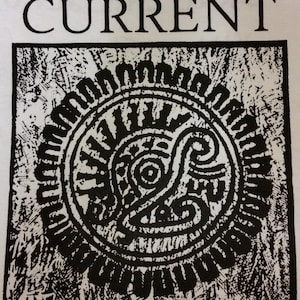 以下が含まれることがあります： 「CURRENT」という単語が上に印刷された円形のデザインの白黒のグラフィックプリントです。