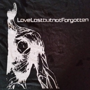 Puede incluir: Camiseta negra con una ilustración anatómica blanca y el texto "LoveLostbutnotForgotten" impreso en la parte delantera.