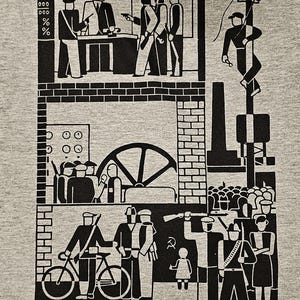 Könnte beinhalten: Graues T-Shirt mit einem schwarz-weißen Grafikdruck, der verschiedene Szenen von Menschen zeigt, darunter Figuren mit Waffen, eine Person auf einem Fahrrad und ein Kind. Das Design hat einen Vintage-Illustrationsstil.
