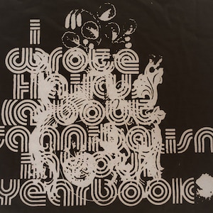 Puede incluir: Camiseta gráfica en blanco y negro con el texto "Escribí esto sobre el canibalismo en nuestro anuario".