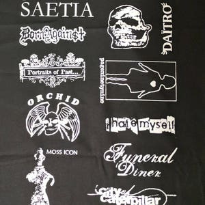Pode incluir: Impressão de design gráfico em preto e branco com logotipos e nomes de bandas, incluindo Saeti, Born Against, Portraits of Past, Orchid, Pageninetynine, Daïtro, Hate Myself, Funeral Diner e City of Caterpillar.