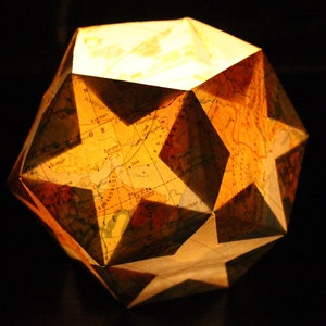 Lanterna di carta // pentagono // pentagono // luce // incolla te stesso