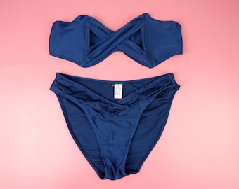 Könnte beinhalten: Ein marineblauer Bikini-Oberteil und -Unterteil mit einem Kreuzdesign.