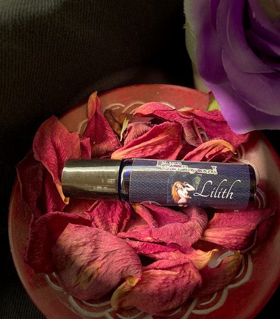 Lilith. Sandalwood Vanilla Perfume, Sensual and mysterious, it lingers like a forbidden kiss; soft at first, then hauntingly unforgettable.