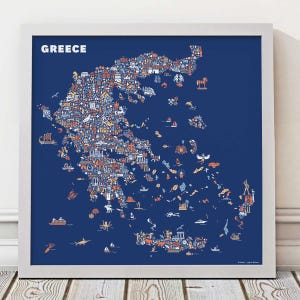 Op de afbeelding: Een vierkante ingelijste kunstdruk met een donkerblauwe achtergrond en een kaart van Griekenland, samengesteld uit talloze kleine, gedetailleerde witte en oranje iconen die culturele, historische en maritieme symbolen weergeven, met de tekst GREECE in het wit.