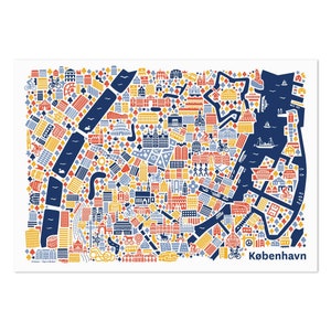 Pu&ograve; includere: Un'illustrazione colorata di Copenaghen, Danimarca, con edifici, strade e corsi d'acqua rappresentati in blu, giallo e rosso. Il testo "Kobenhavn" &egrave; in basso nell'immagine.