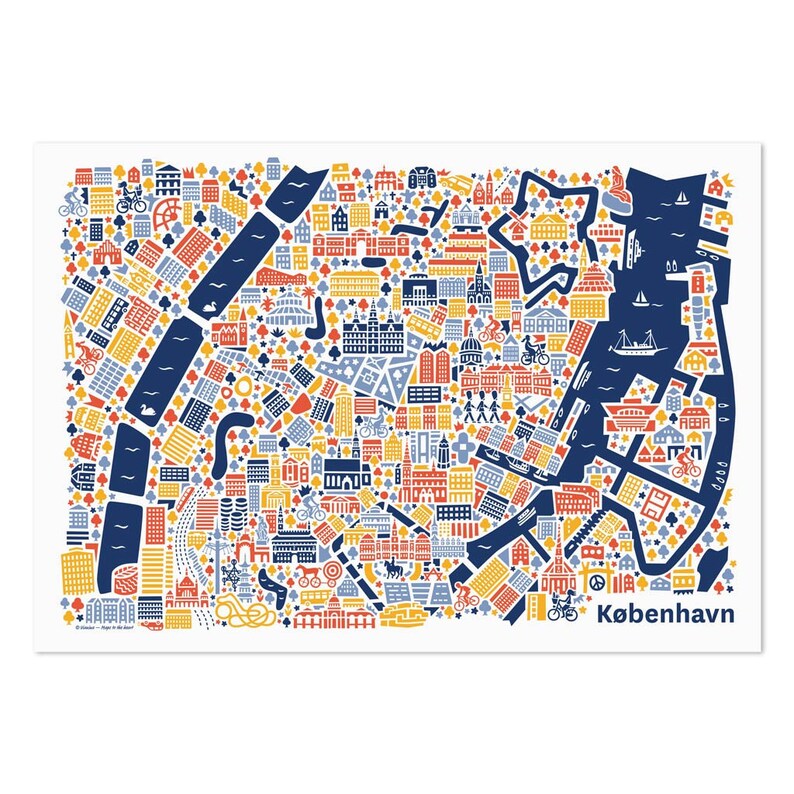 Pu&ograve; includere: Un'illustrazione colorata di Copenaghen, Danimarca, con edifici, strade e corsi d'acqua rappresentati in blu, giallo e rosso. Il testo "Kobenhavn" &egrave; in basso nell'immagine.
