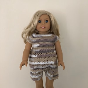 Beige bunter Puppenstrampler. 18 Zoll Puppennachthemd. Hand gehäkelte Kleid für 18 &quot;Puppe wie American Girl. Puppenkleidung.