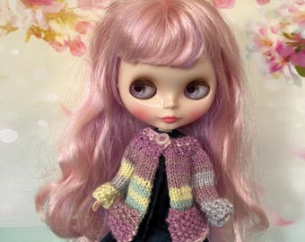 Cárdigan para muñecas Blythe Neo. Hecho a mano, tejido con hilo brillante.