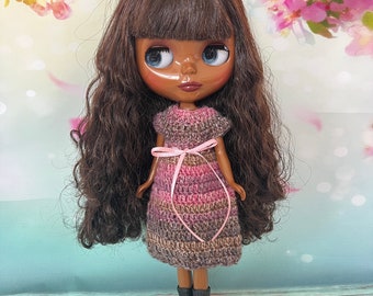 Klänning, som passar Blythe Neo Dolls. Handgjord, virkad med rosa och brunt flerfärgat garn.