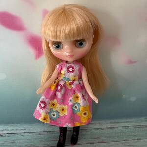 Pink doll dress with pretty floral fabric. To fit Middie Blythe dolls. Handmade.