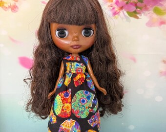 Black doll dress with colourful skulls on print. To fit Pullip and Blythe dolls. Handmade.