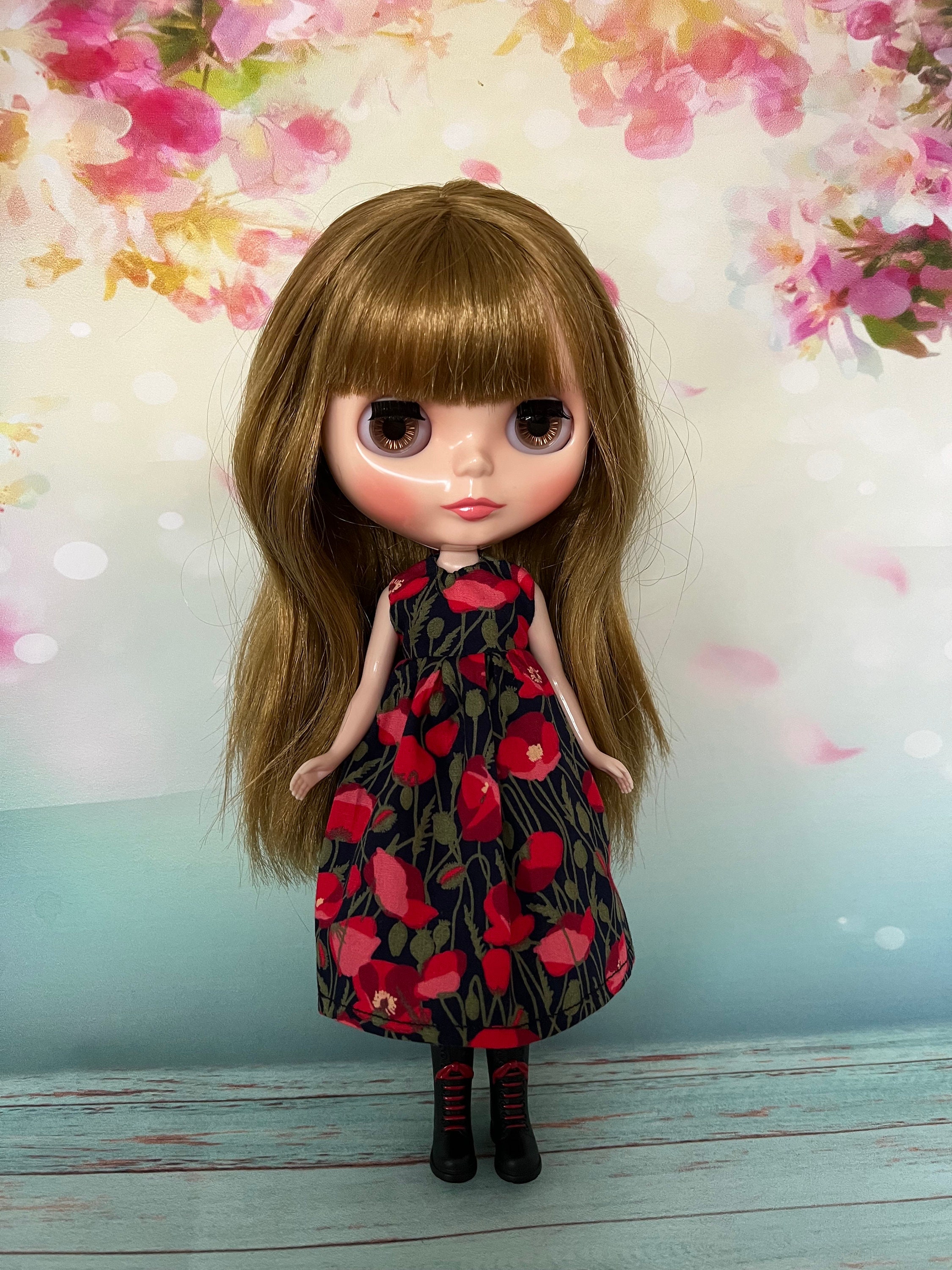Zwarte jurk met klaprozen op print. Geschikt voor Pullip en Blythe poppen. Handgemaakt. Etsy Nederland