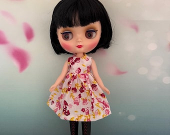 Handgemachtes Blumen Kleid für Middie Blythe