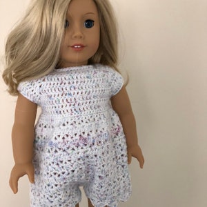 Weiß gesprenkelter Puppenstrampler aus Wolle. 18 Zoll Puppennachthemd. Hand gehäkelte Kleid für 18 &quot;Puppe wie American Girl. Puppenkleidung.