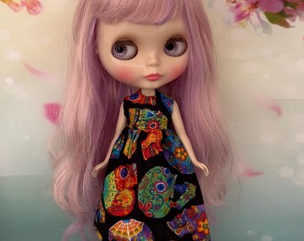 Blythe dress with bright skull themed fabric. To fit Pullip and Blythe dolls. Handmade.